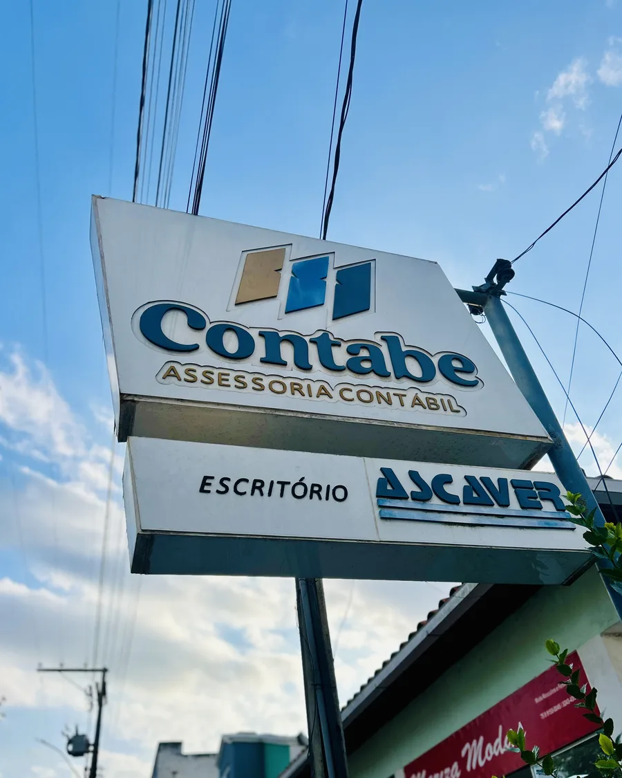 Placa da Contabe Assessoria Contábil na Praça Benjamim Costa, nº 36-A, em Conceição do Jacuípe